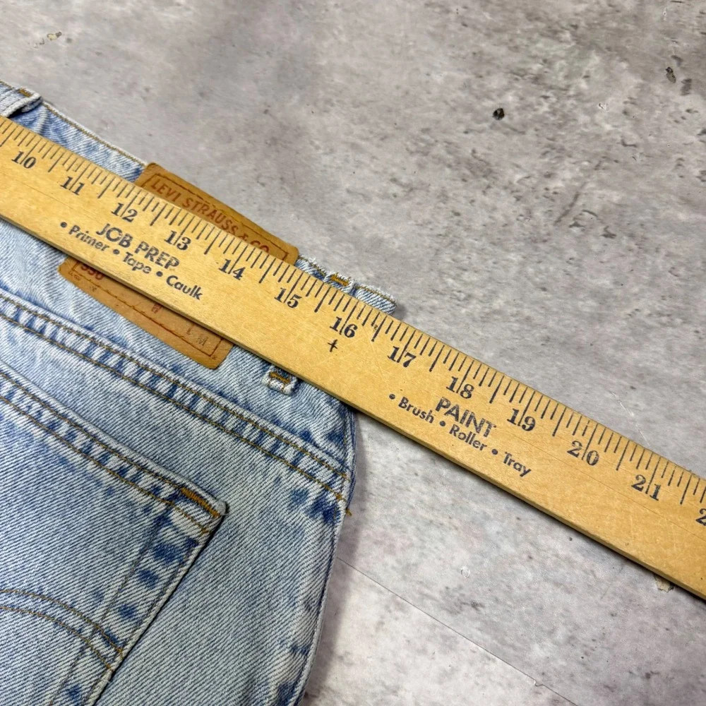 Vintage Levis 550 Relaxed Fit Tapered Leg Jeans Light Wash Made in USA 31x31